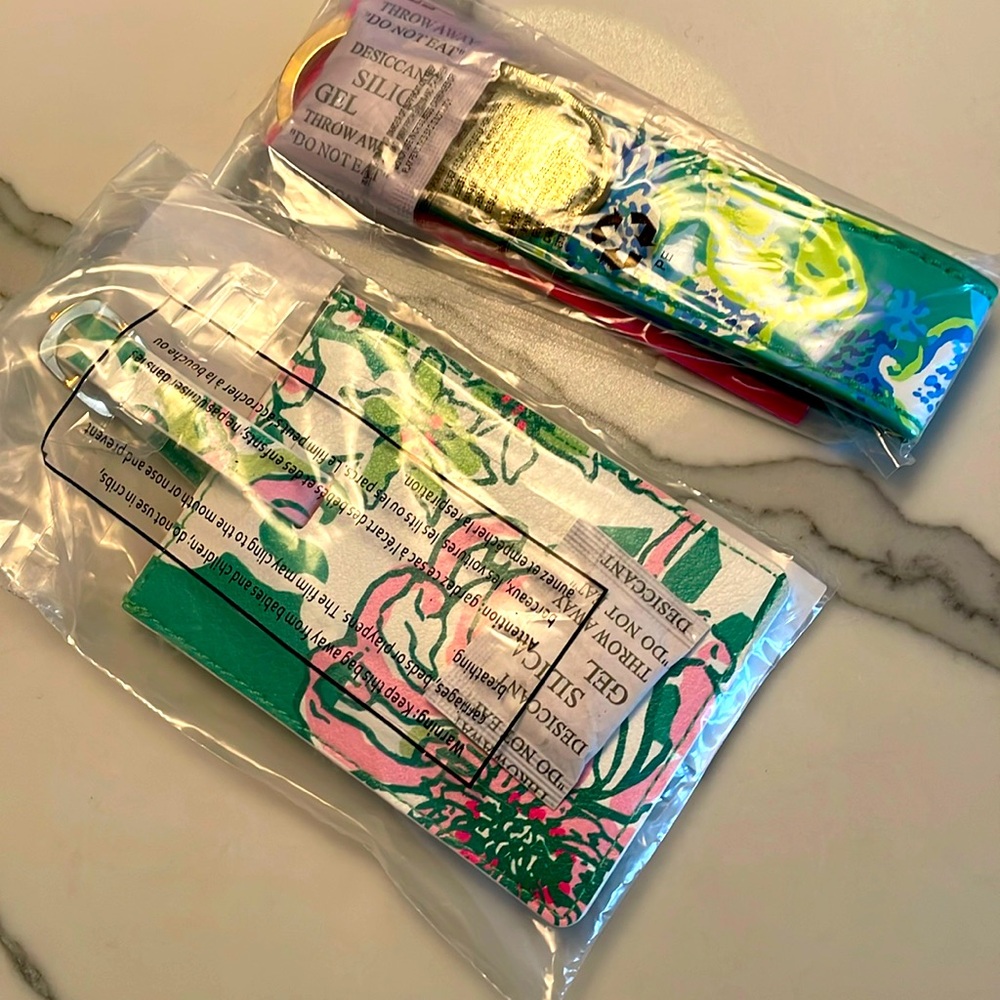 Adorable accessories! Feminine Lily Pulitzer luggage tags purse handle 💕